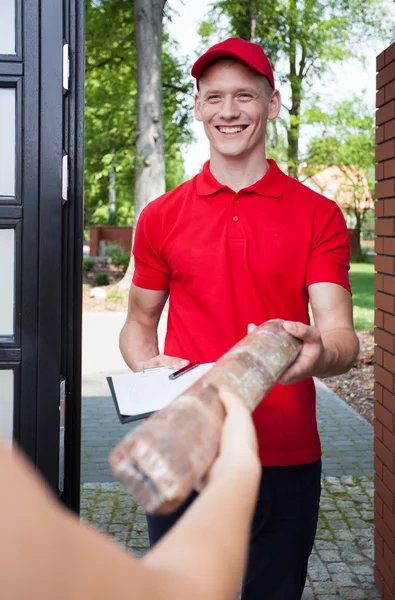 Levering man overhandigen in pakket — Stockfoto