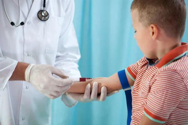 Pediatra che preleva campioni di sangue — Foto Stock