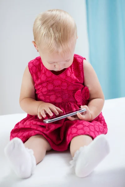 Kleines süßes Mädchen mit Smartphone — Stockfoto