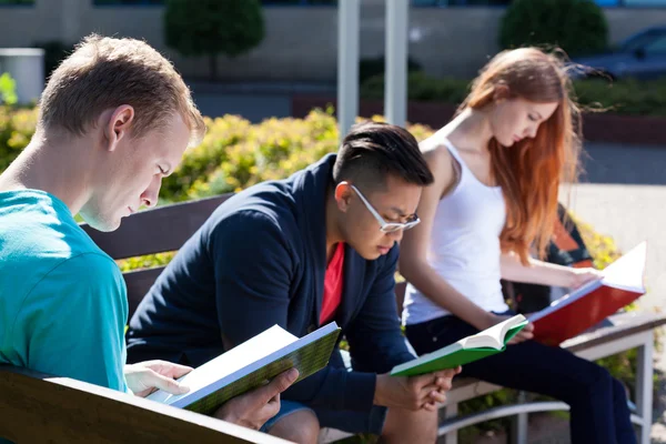 Divers étudiants sur un banc — Photo