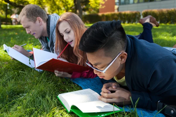 Estudiantes antes antes del examen — Foto de Stock