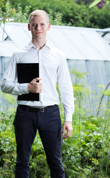 Kvalitetskontrollanten i växthus — Stockfoto