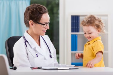 çocuk doktoru, kıvırcık saçlı çocuk