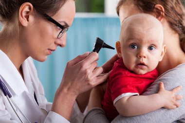 kulak muayenesi yaparken çocuğun otolaryngologist