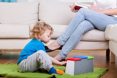 okul öncesi zeminde oynama