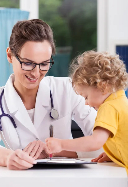 Angenehmer Besuch beim Kinderarzt — Stockfoto