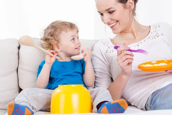 Madre giocare con figlio — Foto Stock