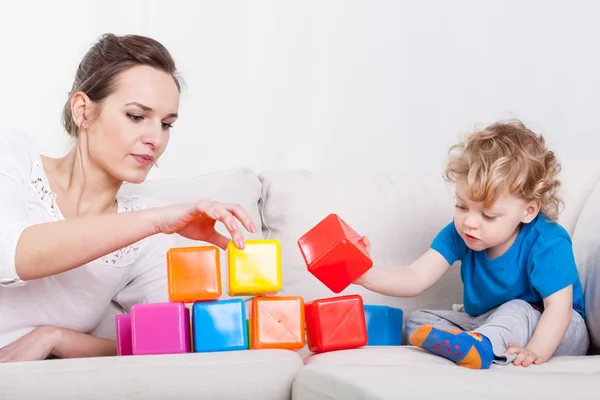 Мати і син грають блоки — стокове фото