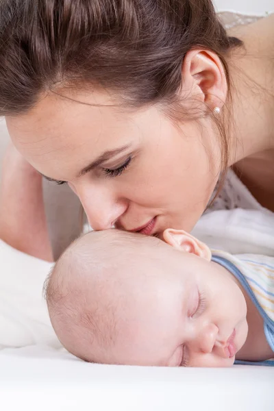 Mamãe beijando seu bebê recém-nascido — Fotografia de Stock