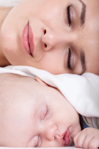 Baby och mamma sover — Stockfoto