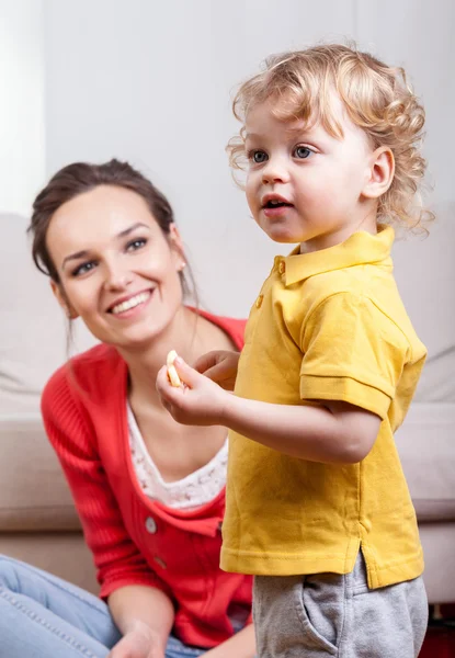 Niedliches Kind mit lockigem Haar — Stockfoto