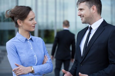 bir coversation sahip iş arkadaşları