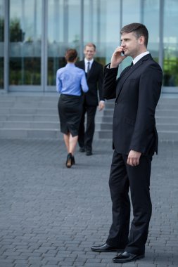 cep telefonu ile konuşurken bir işadamı