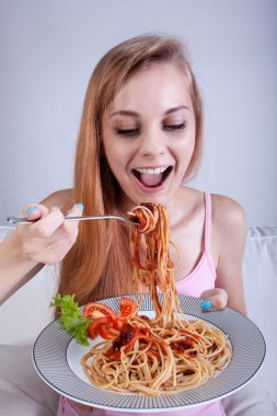 Spagetti yiyen kız