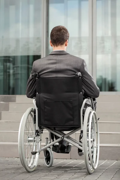 Un trabajador en silla de ruedas — Foto de Stock