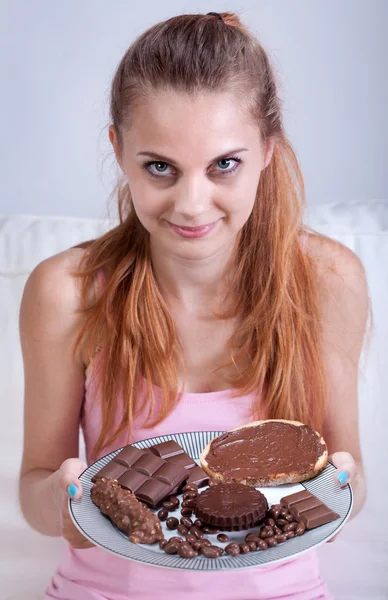 Chica con plato lleno de dulces — Foto de Stock