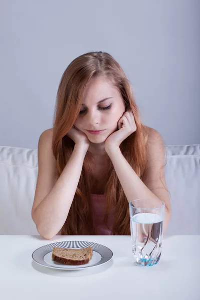 Menina em uma dieta de inanição — Fotografia de Stock