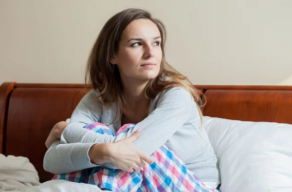 Wanita sakit di tempat tidur saat pagi hari — Stok Foto