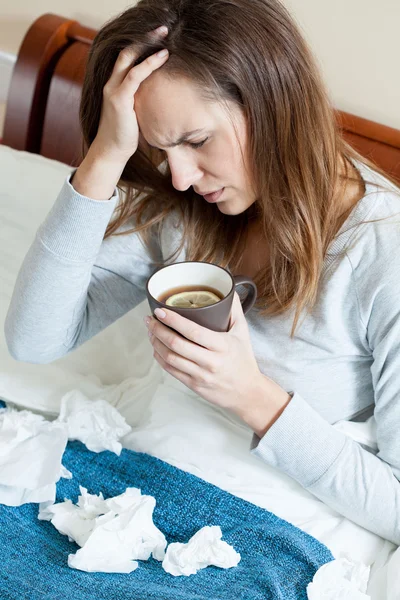 Donna con naso che cola a letto — Foto Stock