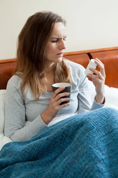 Donna malata che riposa a letto — Foto Stock