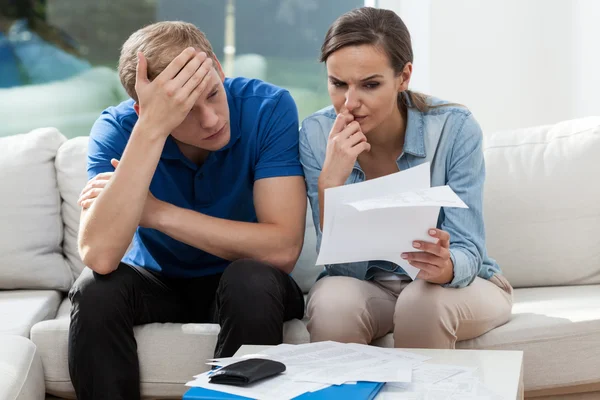 Couple analysant les factures familiales — Photo