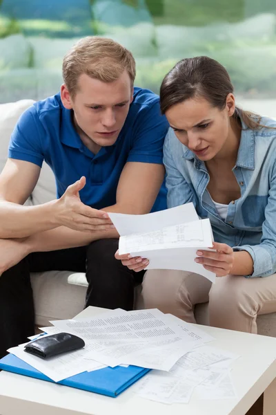 Marriage with high bills to pay — Stock Photo, Image