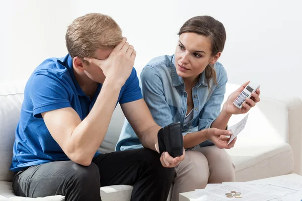 Arme Ehe mit finanziellen Problemen — Stockfoto