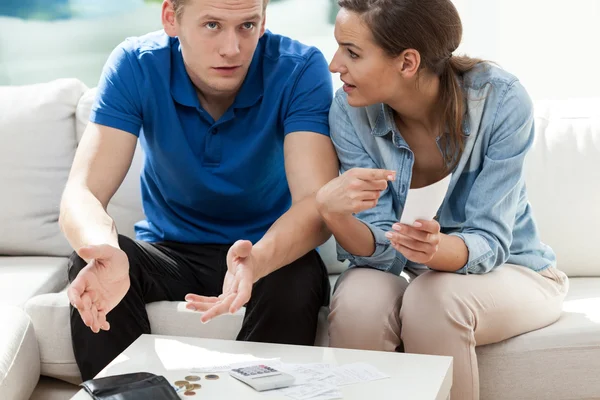 Junge Ehe hat Rechnungen zu bezahlen — Stockfoto