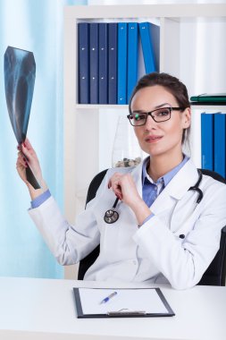 Doktor Röntgen filmi ile