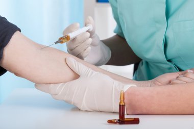 Doktor hastasını aşılama enjeksiyon yapma