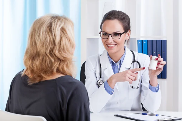 Doctor recommending medicines — Stock Photo, Image