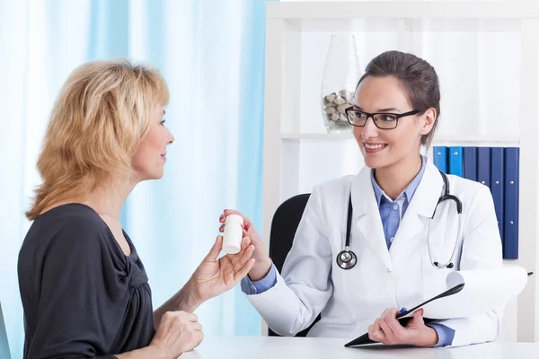 Médico dando medicamentos al paciente —  Fotos de Stock