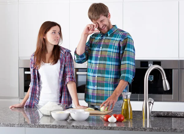 Пара готує цибулю для піци — стокове фото
