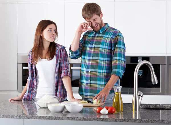 Couple preparing onion for pizza — Stock Photo, Image