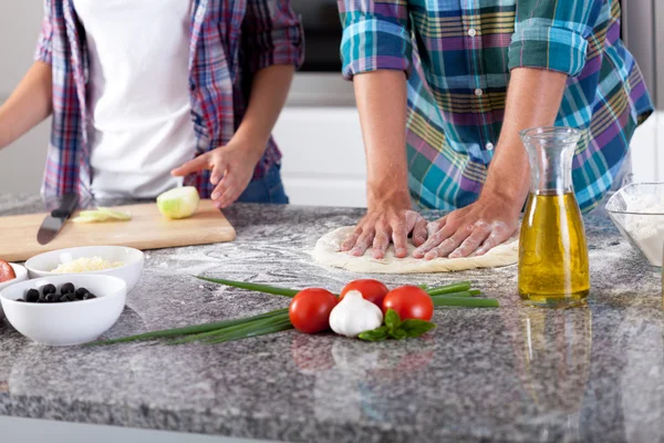 Pár připravuje pizzu — Stock fotografie