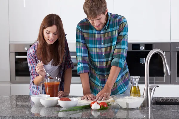 夫妇制作比萨饼在家 — 图库照片