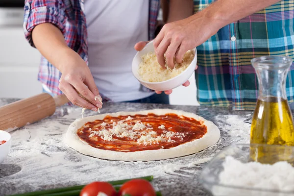 Пицца готовится на дому — стоковое фото