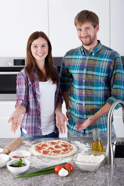 Пара приготовила вкусную пиццу дома — стоковое фото