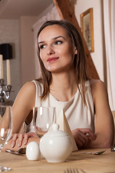 Jonge vrouw te wachten in restaurant — Stockfoto