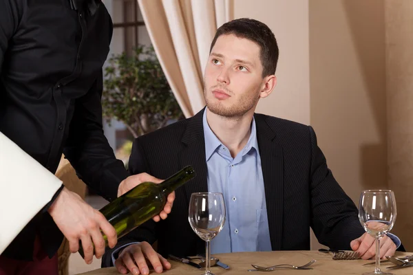 Kellner schenkt ein Glas Wein ein — Stockfoto