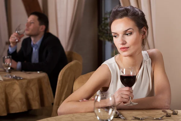 와인을 마시는 매력적인 여자 — 스톡 사진