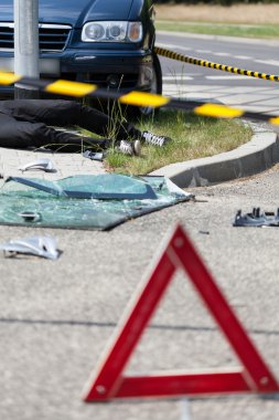araba kazasından sonra uyarı üçgeni