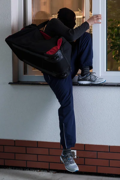 Robber entering the house — Stock Photo, Image