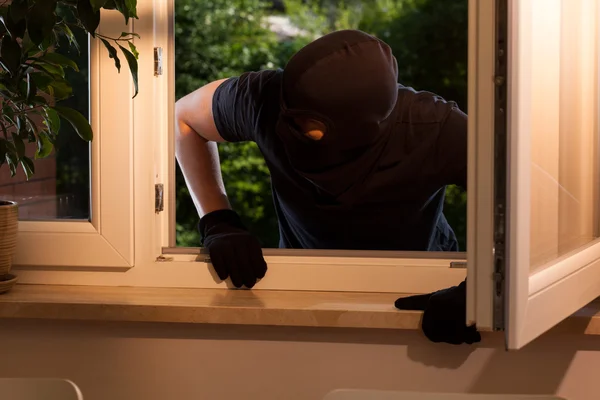 Housebreaker enters the estate — Stock Photo, Image