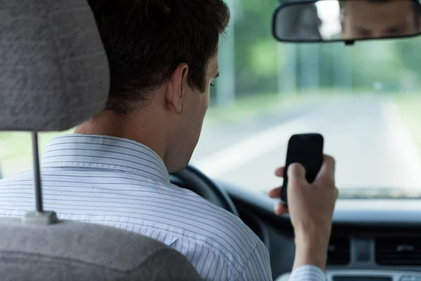 Chauffeur utilisant un téléphone portable — Photo