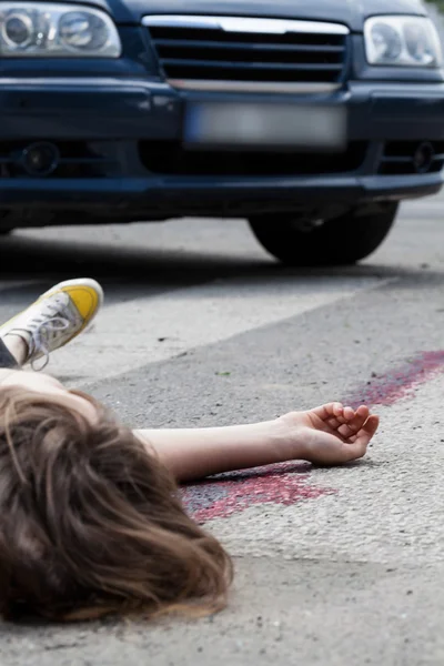 คนเดินเท้าหญิงหลังจากเกิดอุบัติเหตุ — ภาพถ่ายสต็อก