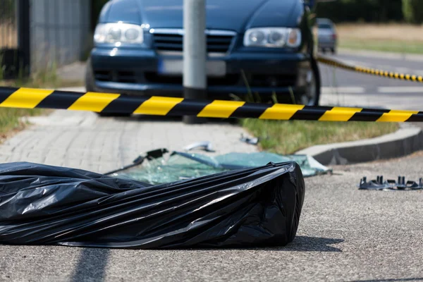 Corps humain sur la zone de l'accident — Photo