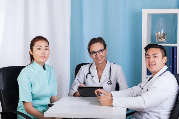 Médicos felizes falando no escritório — Fotografia de Stock