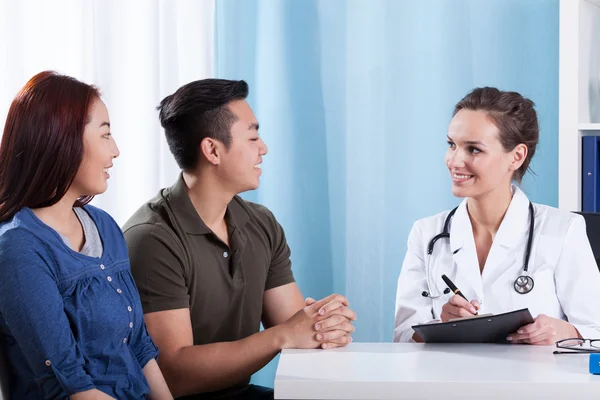 Casal diverso durante consulta médica — Fotografia de Stock