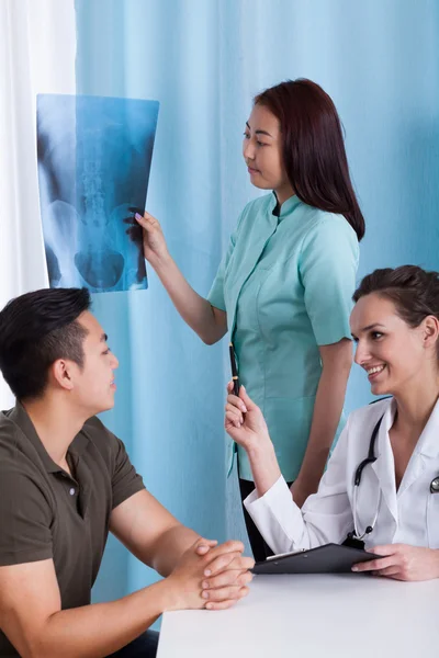 Radiographie du patient lors d'un rendez-vous médical — Photo